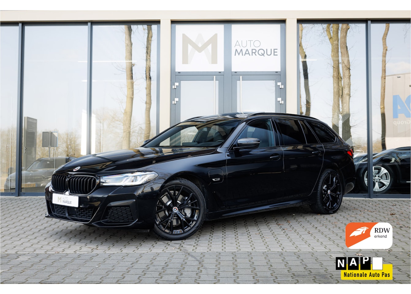 BMW 5-serie Touring - 530e xDrive Aut. | High Executive | M Sportpakket | Laserlight | 19" LM Velgen | Panoramad - AutoWereld.nl