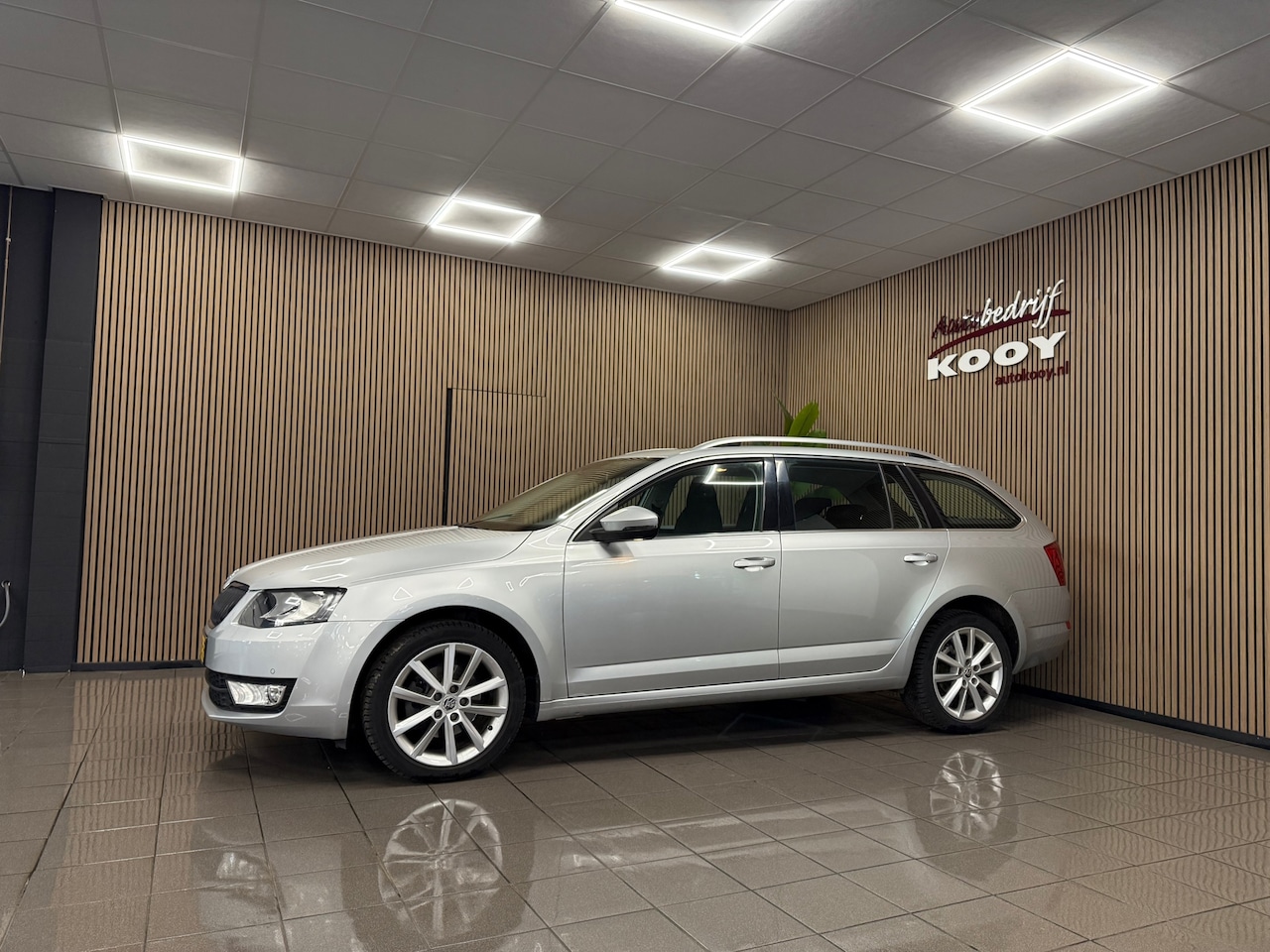 Skoda Octavia Combi - 1.4 TSI Greentech Ambition Business * Automaat / Panoramadak / Navigatie / NL Auto * - AutoWereld.nl