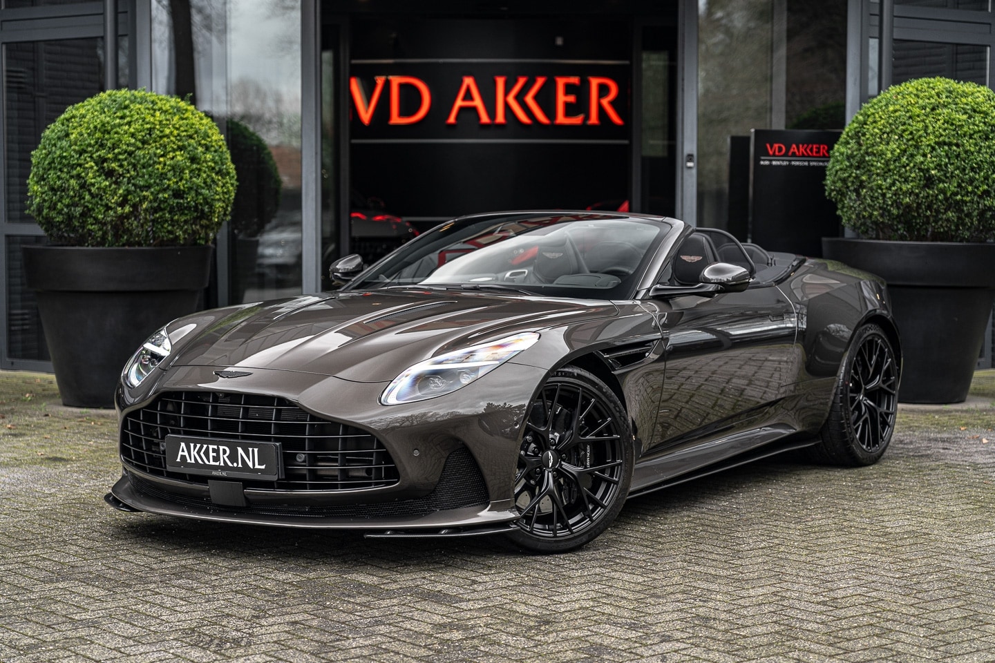 Aston Martin DB12 Volante - V8 NP 430K I Carbon Pack | Full PPF | Bowers & Wilkins | Quilted Leder - AutoWereld.nl