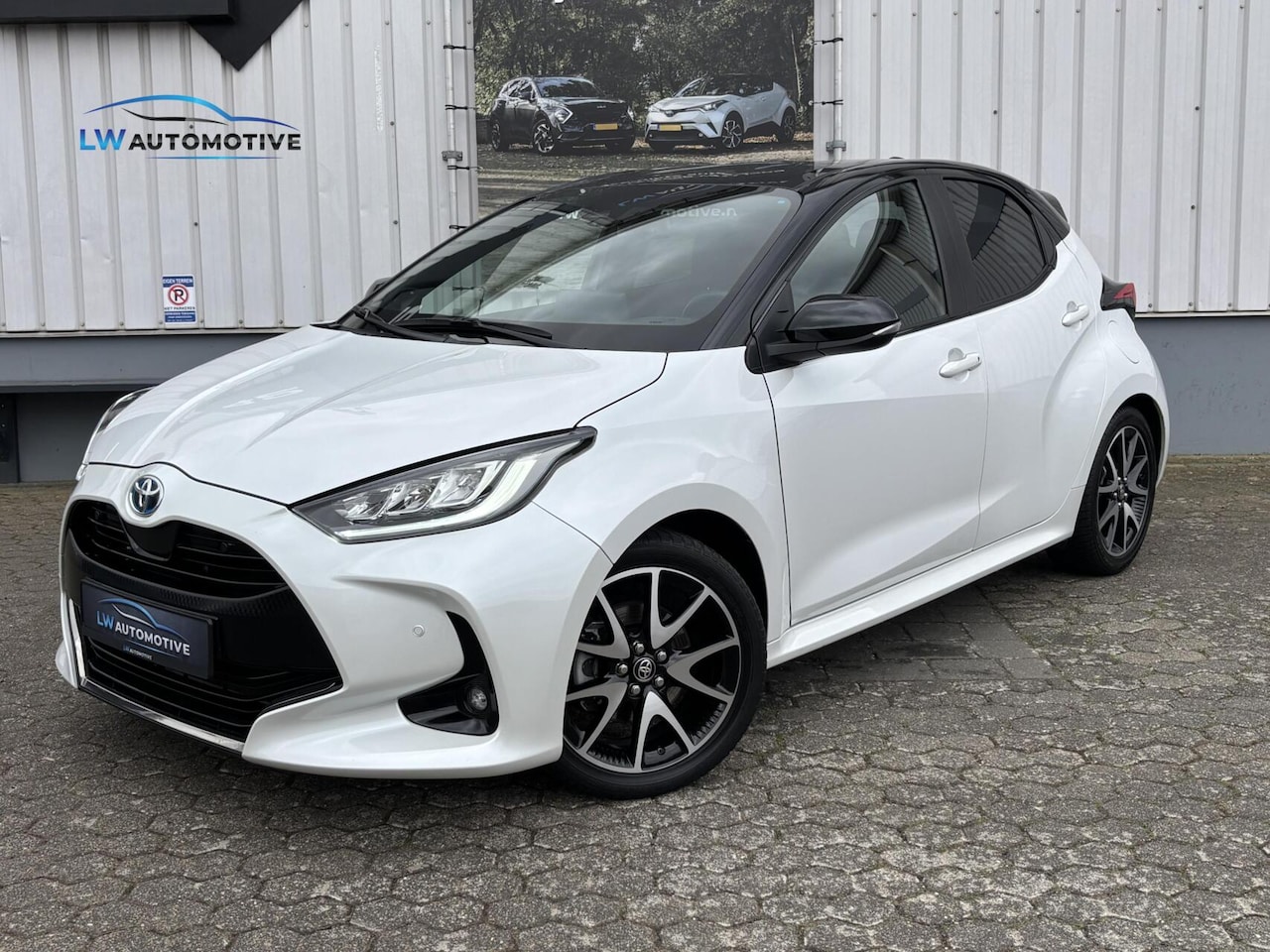 Toyota Yaris - 1.5 Hybrid Executive Bi-Tone | HUD | JBL | Dodehoek - AutoWereld.nl