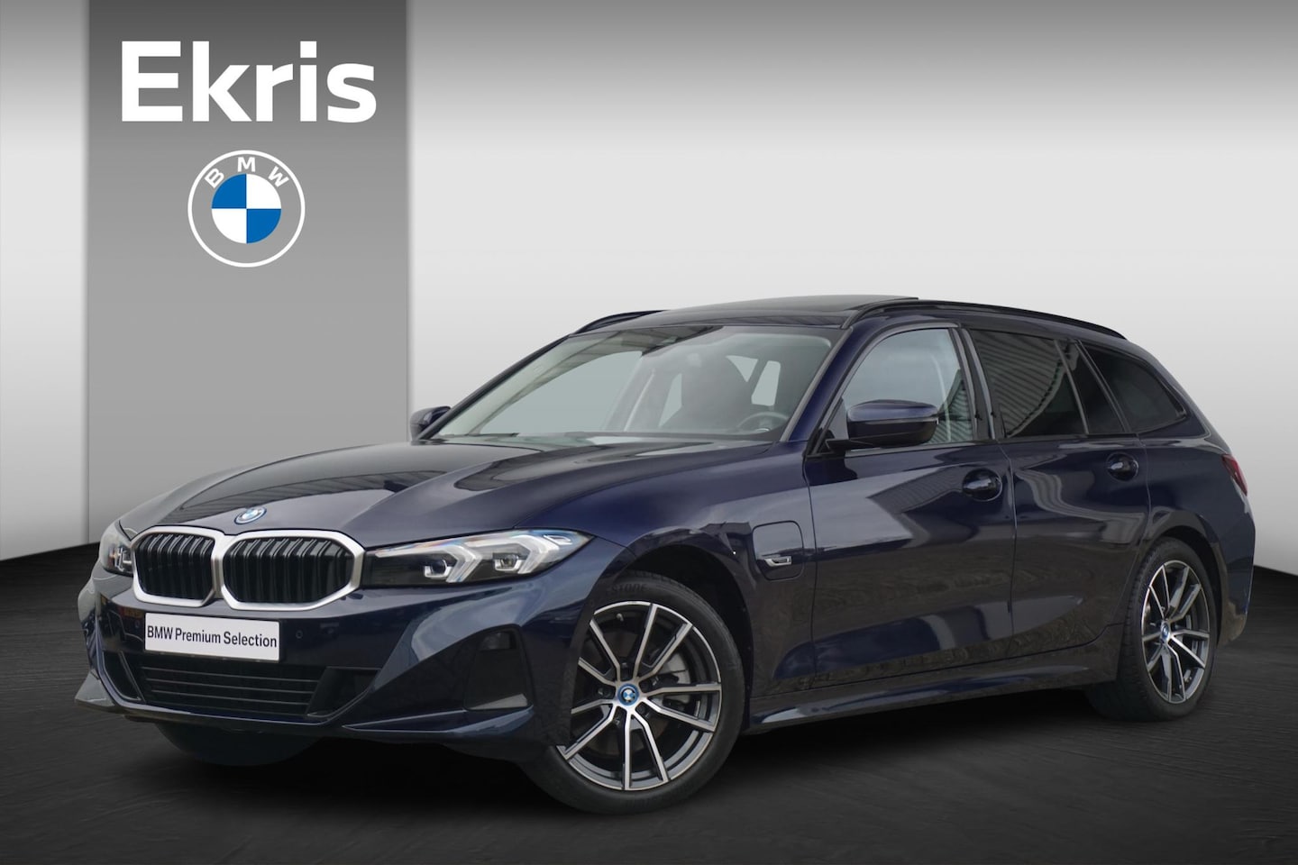 BMW 3-serie Touring - 330e M Sportpakket 18'' / Panoramadak / Trekhaak / Achteruitrijcamera / Elektrisch verwarm - AutoWereld.nl