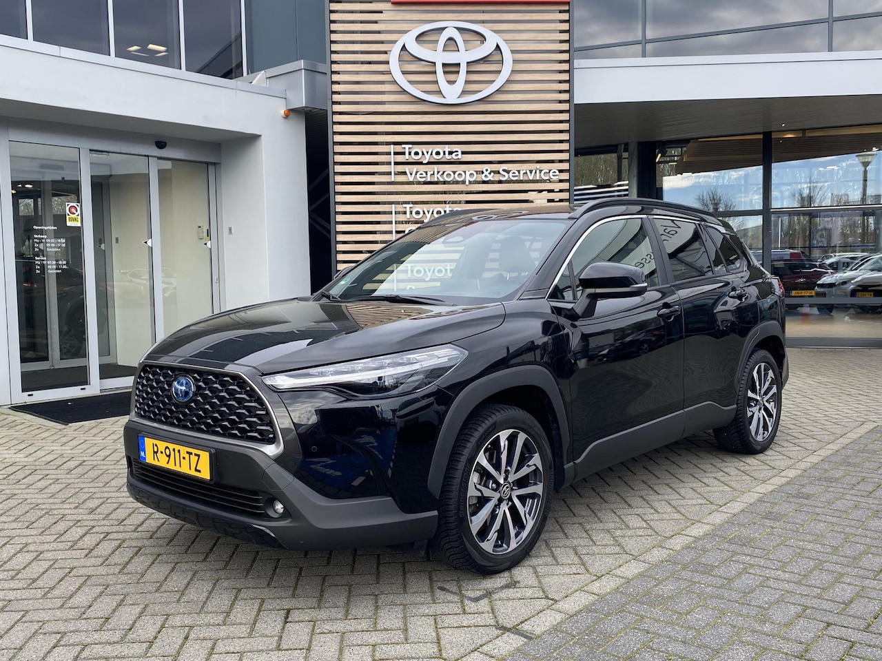 Toyota Corolla Cross - 2.0 High Power Hybrid First Edition BLIND-SPOT ELEK-ACHTERKLEP KEYLESS LM-VELGEN PARK-SENS - AutoWereld.nl