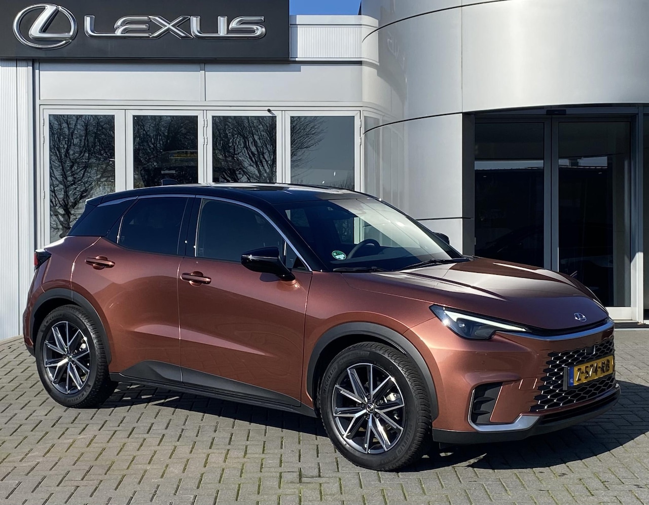 Lexus LBX - Emotion 2WD NL-AUTO TECHPACK KEYLESS STOELVERW STUURVERW EL-ACHTERKLEP - AutoWereld.nl