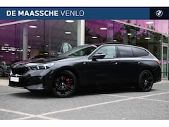 BMW 5-serie Touring - 550e xDrive M Sport Automaat / Panoramadak / Trekhaak / Bowers & Wilkins / Adaptief onders