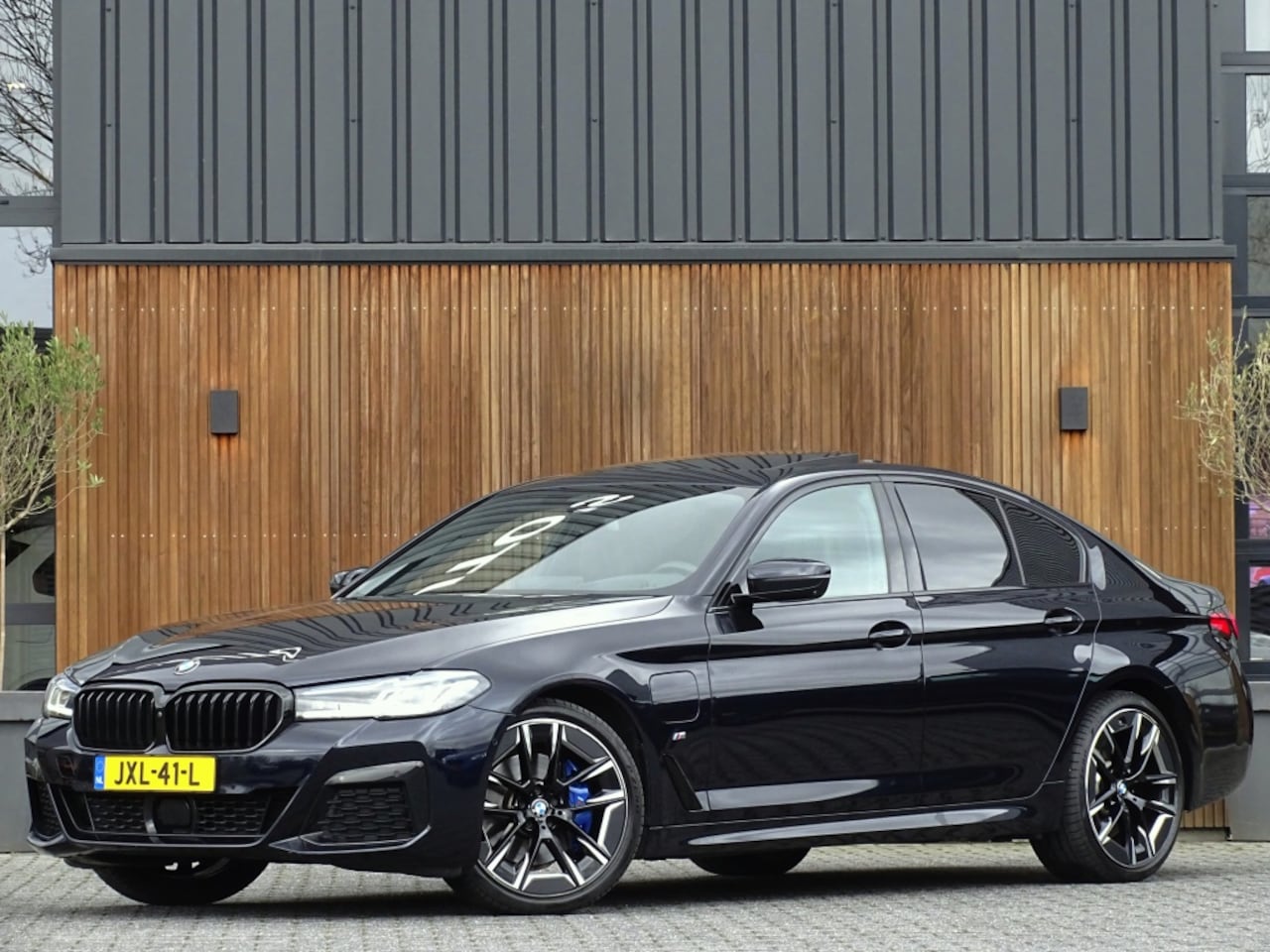 BMW 5-serie - 530e 292PK M-Sport / M- Individual / alcantara / 360° / Laser - AutoWereld.nl