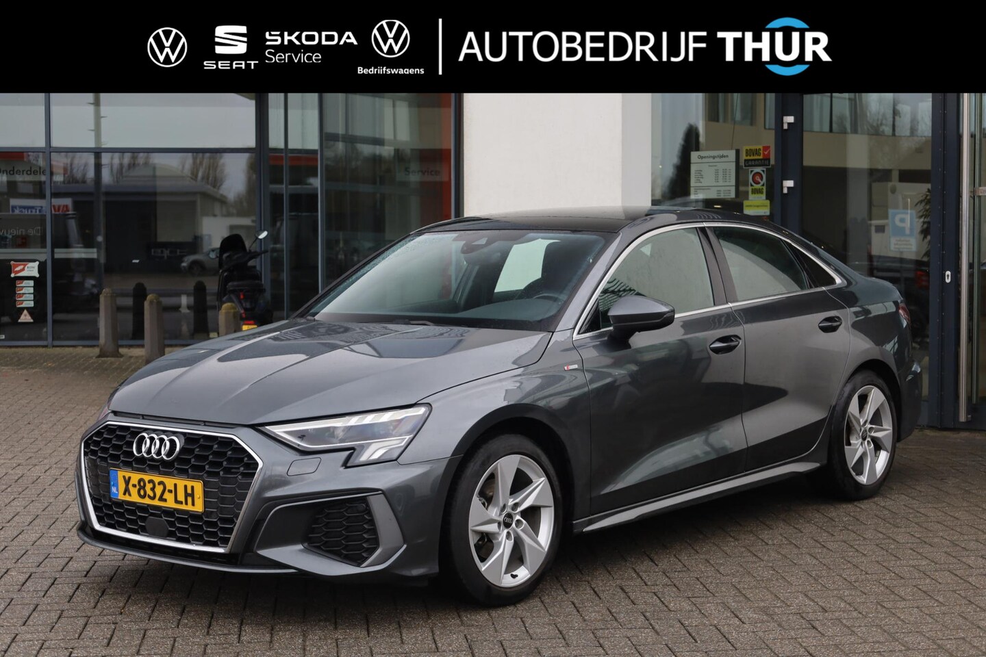 Audi A3 Limousine - 30 TFSI S edition panoramadak stoelverwarming s-Line in en exterieur trekhaak afn half led - AutoWereld.nl
