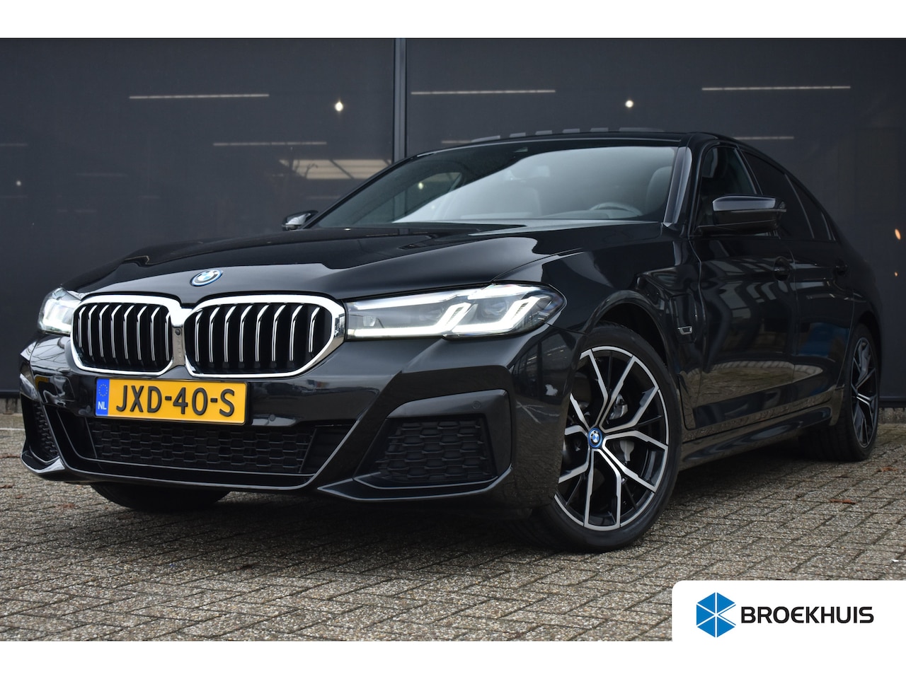 BMW 5-serie - 530e xDrive Business Edition Plus M-Sport | Schuif-/Kanteldak | Comfortzetels | H&K | Head - AutoWereld.nl