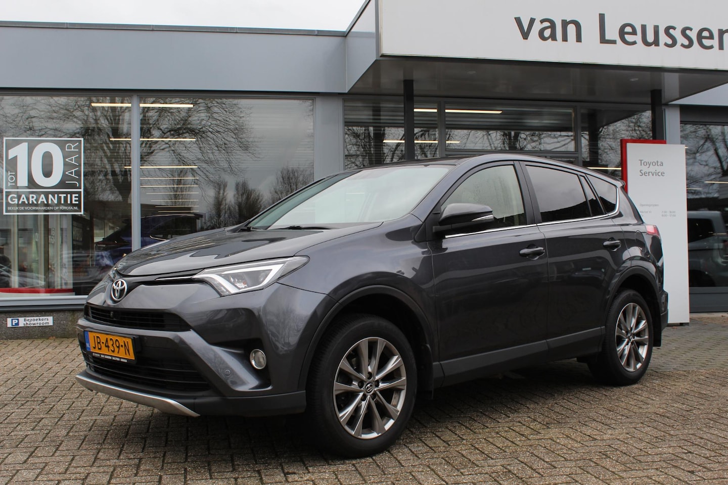Toyota RAV4 - 2.0 VVT-I AWD EXECUTIVE BUSINESS TREKHAAK DODEHOEK EL-ACHTERKLEP & EL-STOEL STOELVERW. LED - AutoWereld.nl