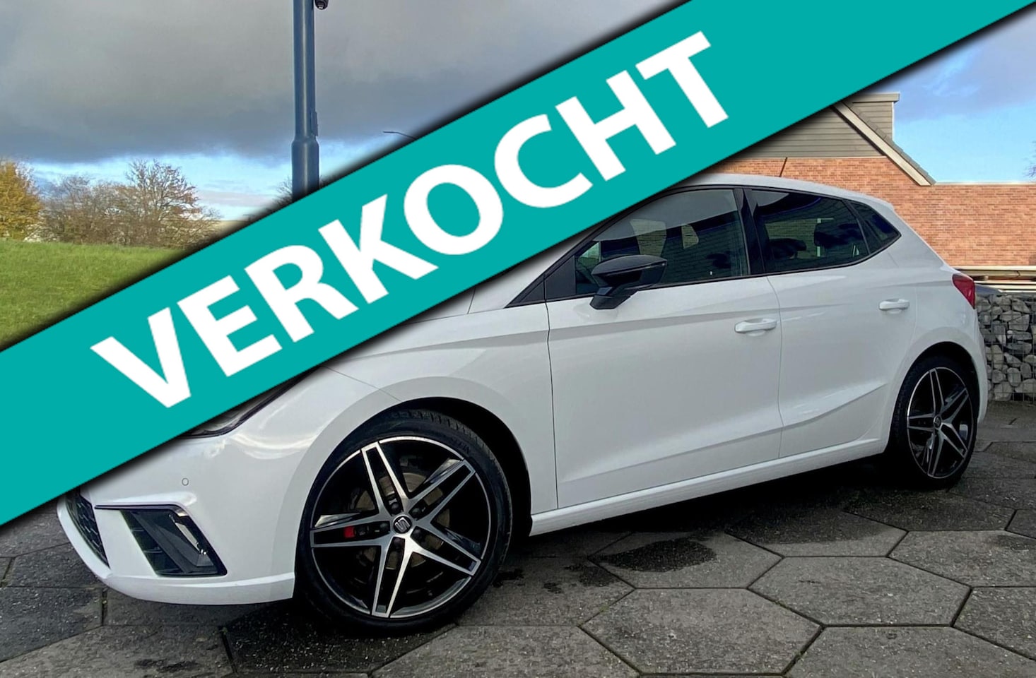 SEAT Ibiza - 1.0 TSI FR Autom. Bus. Intense Pano/ Beats/ LED/ Privacyglass - AutoWereld.nl