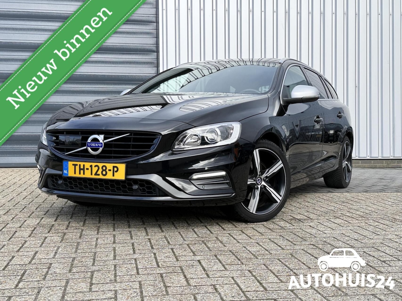 Volvo V60 - 2.0 T4 R-Design KEYLESS DAKJE XENON TREKHAAK - AutoWereld.nl