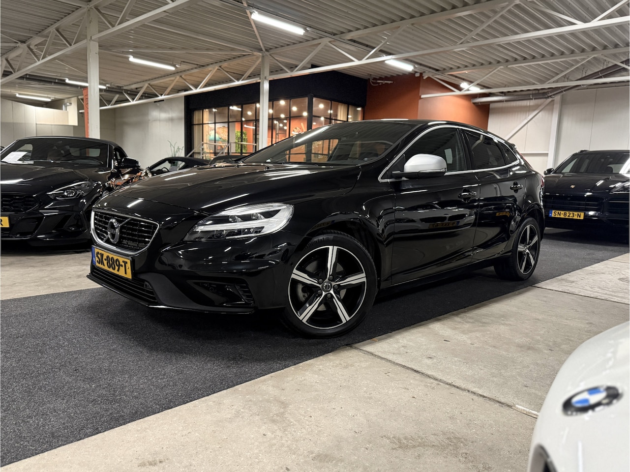 Volvo V40 - 2.0 T4 Business Sport l Pano l Leder l Trekhaak l Camera - AutoWereld.nl