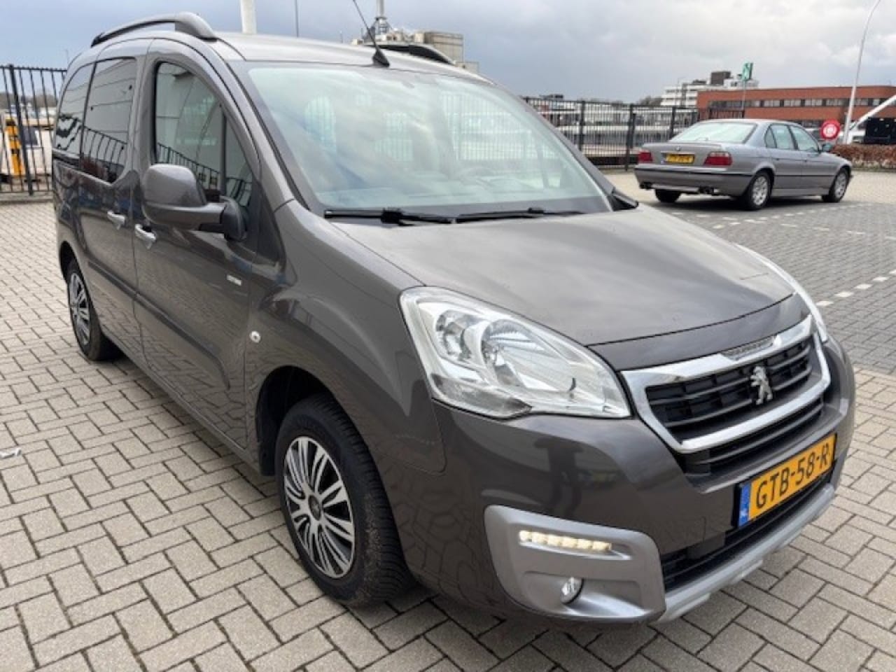 Peugeot Partner Tepee - 1.2 PureTech Allure 1.2 PureTech Allure - AutoWereld.nl