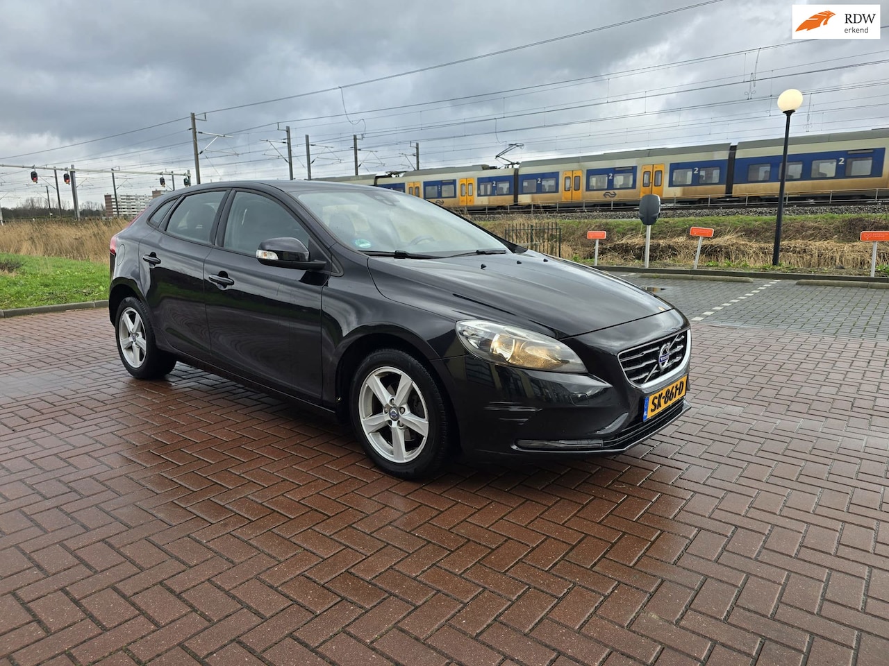 Volvo V40 - 1.6 D2 Momentum | NAVIGATIE | CRUISE CONTROL | PDC | AIRCO | ELEC. PAKKET - AutoWereld.nl