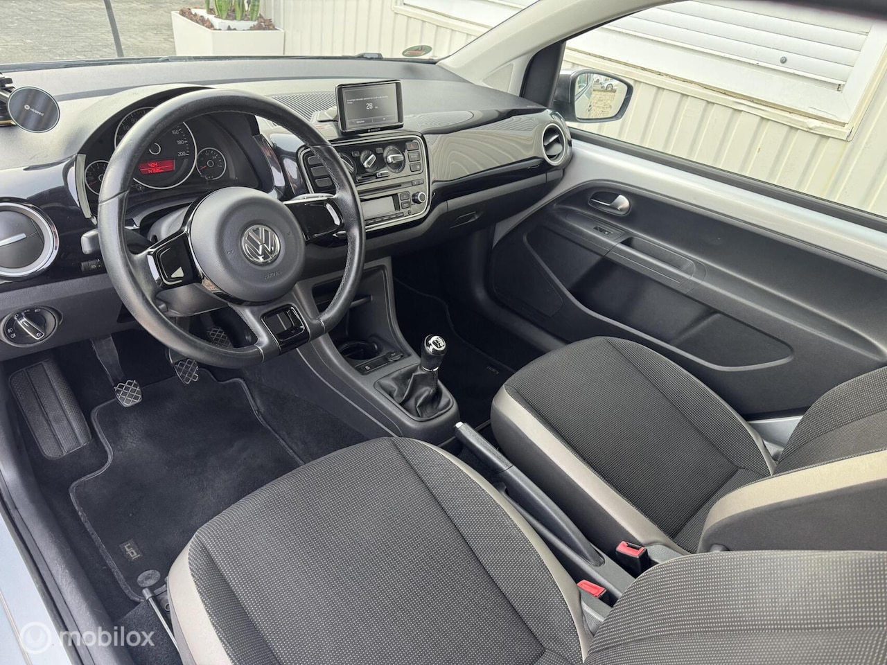 Volkswagen Up! - 1.0 High UP Navigatie Airco APK-New - AutoWereld.nl