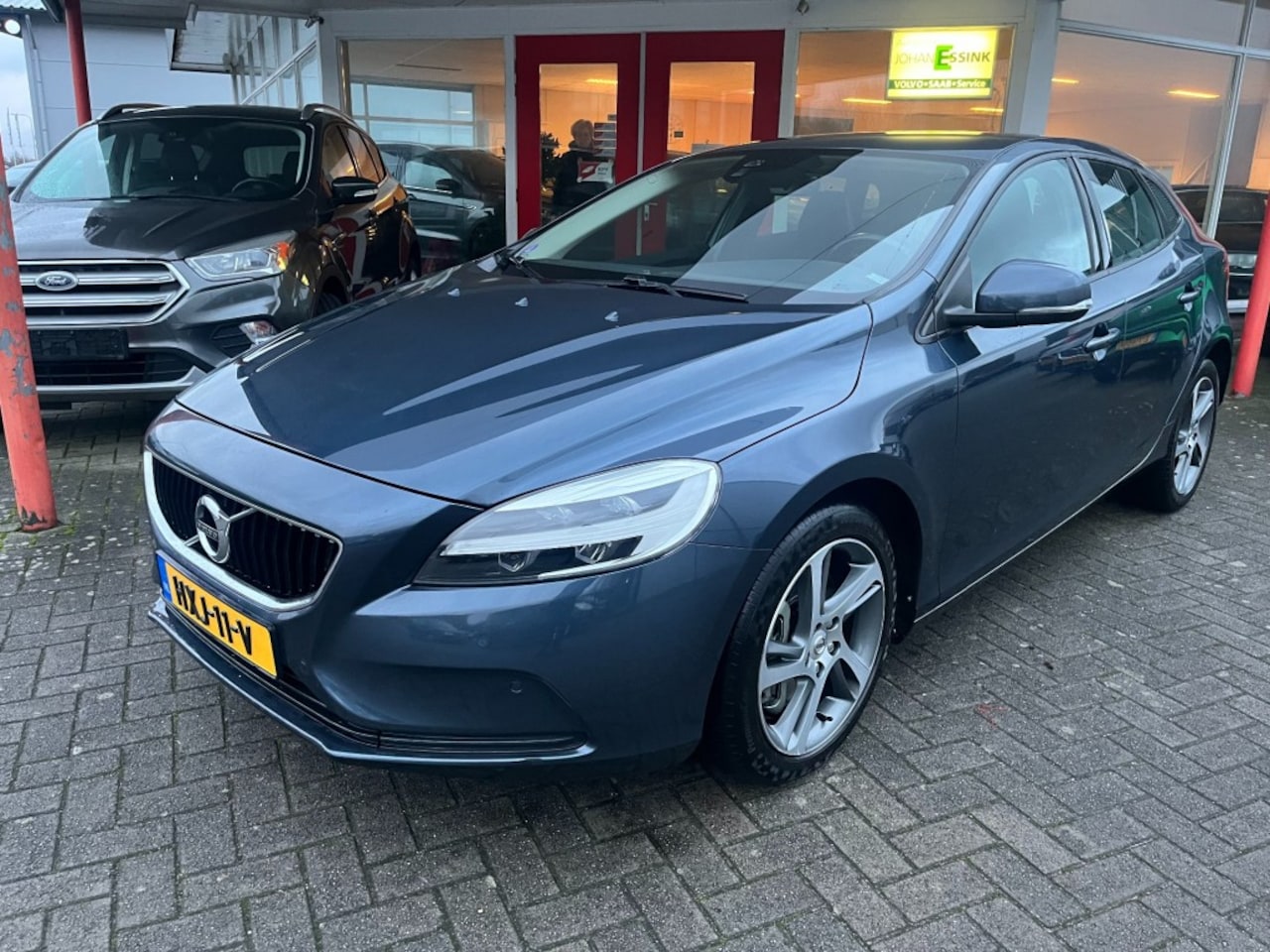 Volvo V40 - 122PK AUTOMAAT Momentum LED/Achteruirijcamera/winterpakket - AutoWereld.nl