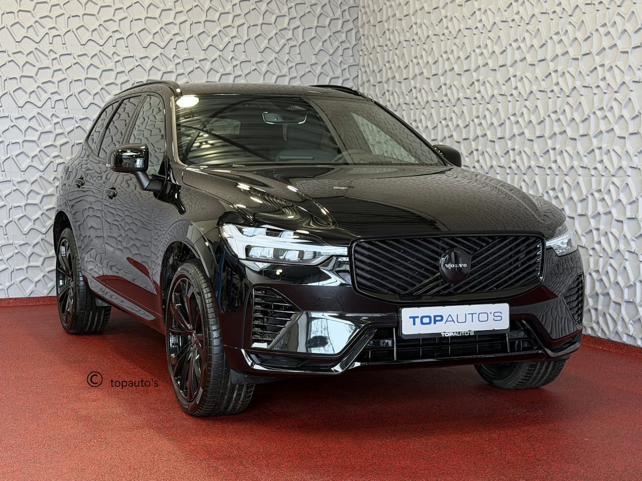 Volvo XC60 - 2.0 T6 AWD PLUS BLACK EDITION NIEUWSTE MODEL SCHUIFDAK HARMAN KARDON LEER PHEV Plug in Hyb - AutoWereld.nl