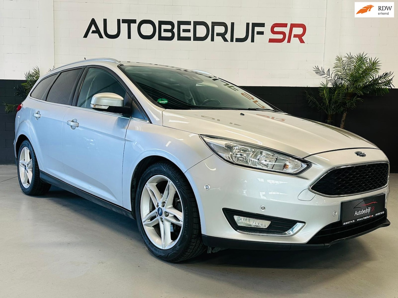 Ford Focus Wagon - 1.0 Titanium Trekhaak Camera! 17 INCH! Elektr Stoelen! Vol opties! - AutoWereld.nl
