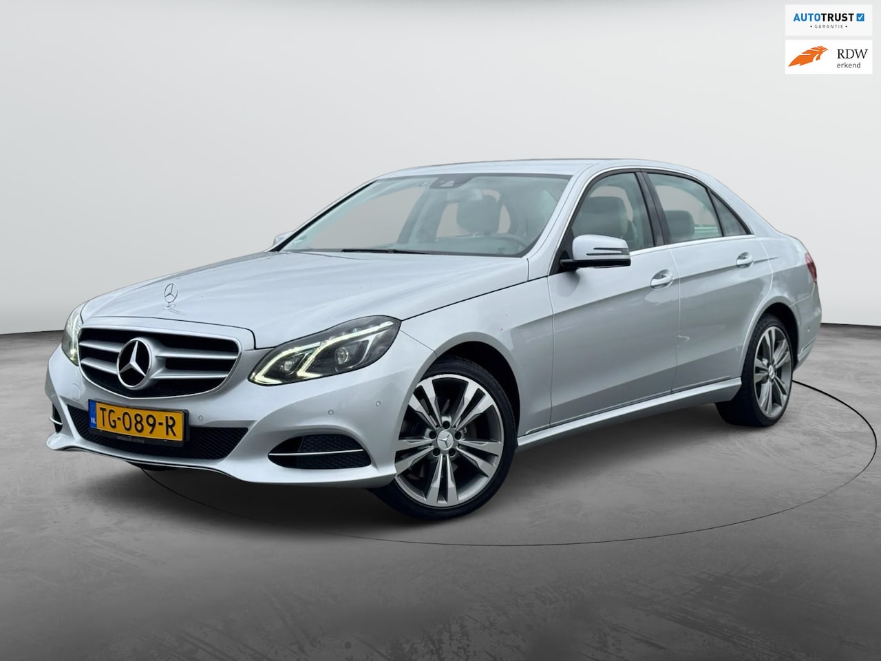 Mercedes-Benz E-klasse - 300 Prestige Avantgarde|luchtvering|stoelverw|trekhaak| - AutoWereld.nl