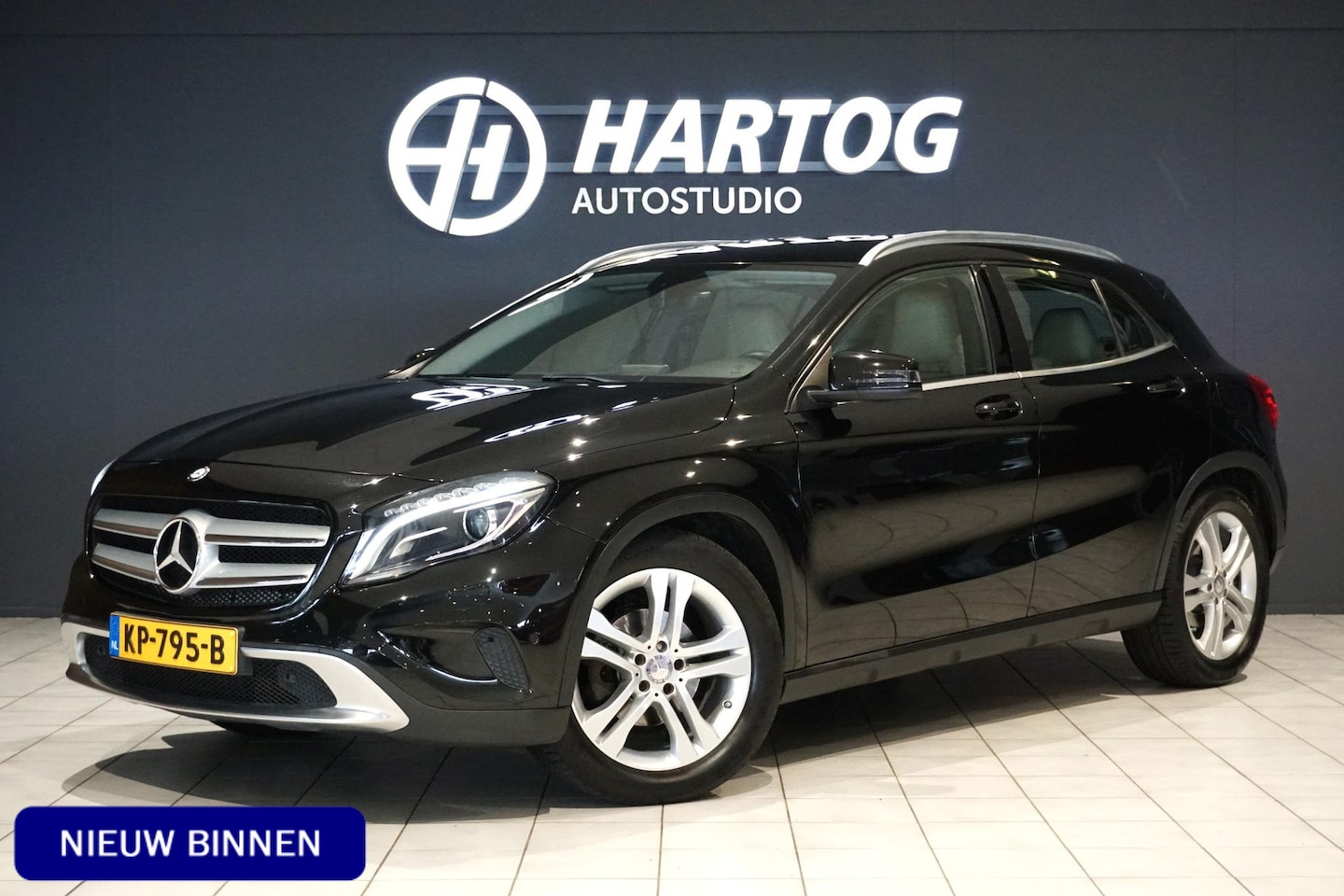 Mercedes-Benz GLA-Klasse - 180 Ambition + STOELVERWARMING / LEDER / TREKHAAK - AutoWereld.nl