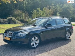BMW 5-serie Touring - 523i Executive/ZIE TEKSTAUTOMAAT/AIRCO/CRUISE/PANO/LEDER/NAVI/PARKEERSENS VOOR-ACHTER/VERW