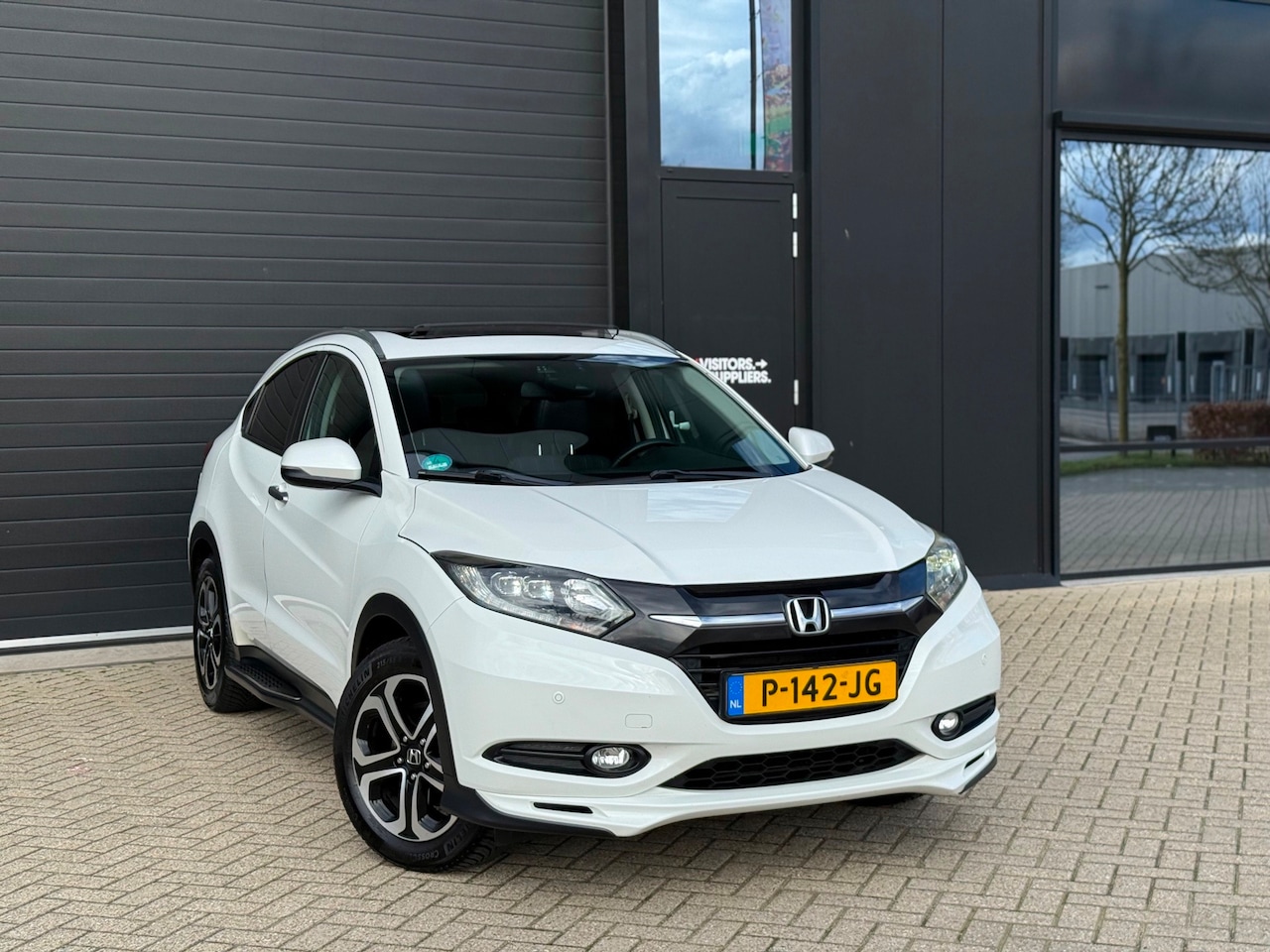 Honda HR-V - 1.5 i-VTEC Executive (bj 2016) TREKHAAK|PANO|XENON|CAMERA|KEYLESS|TOP ONDERHOUD - AutoWereld.nl