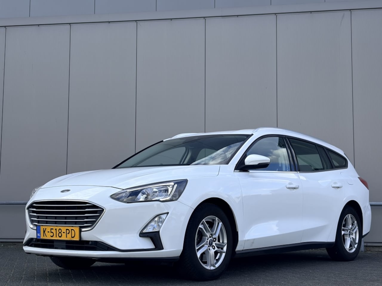 Ford Focus Wagon - 1.0 - navi - camera - nap! - airco - cruise - AutoWereld.nl