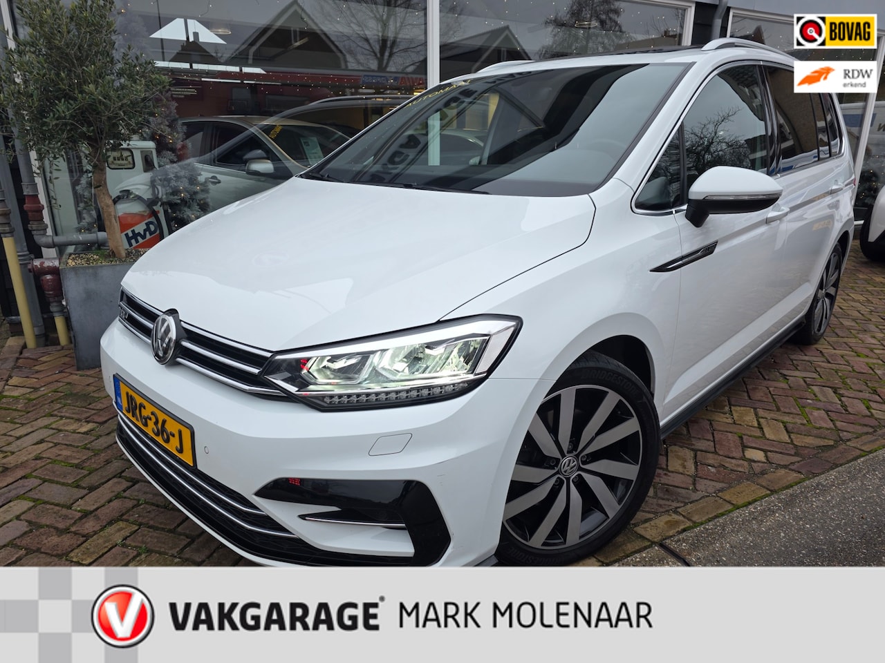 Volkswagen Touran - 1.5 TSI Highline Business R 7p 1.5 TSI Highline Business R 7p,panorama,automaat,schitterende auto - AutoWereld.nl