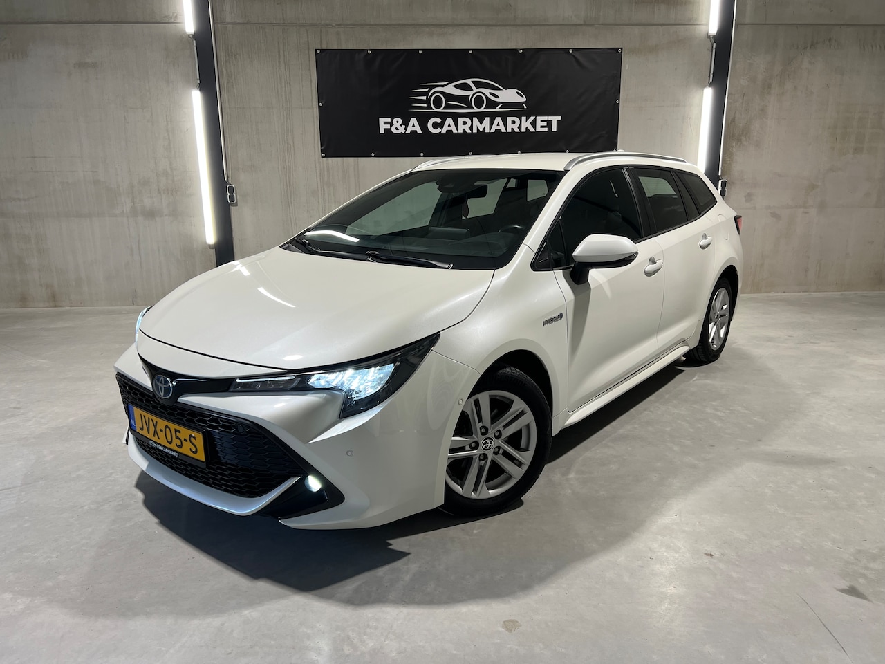 Toyota Corolla Touring Sports - 1.8 Hybrid Dynamic | 6 mnd Garantie | CarPlay | ACC | Lane Assist | Dealer Onderhouden - AutoWereld.nl