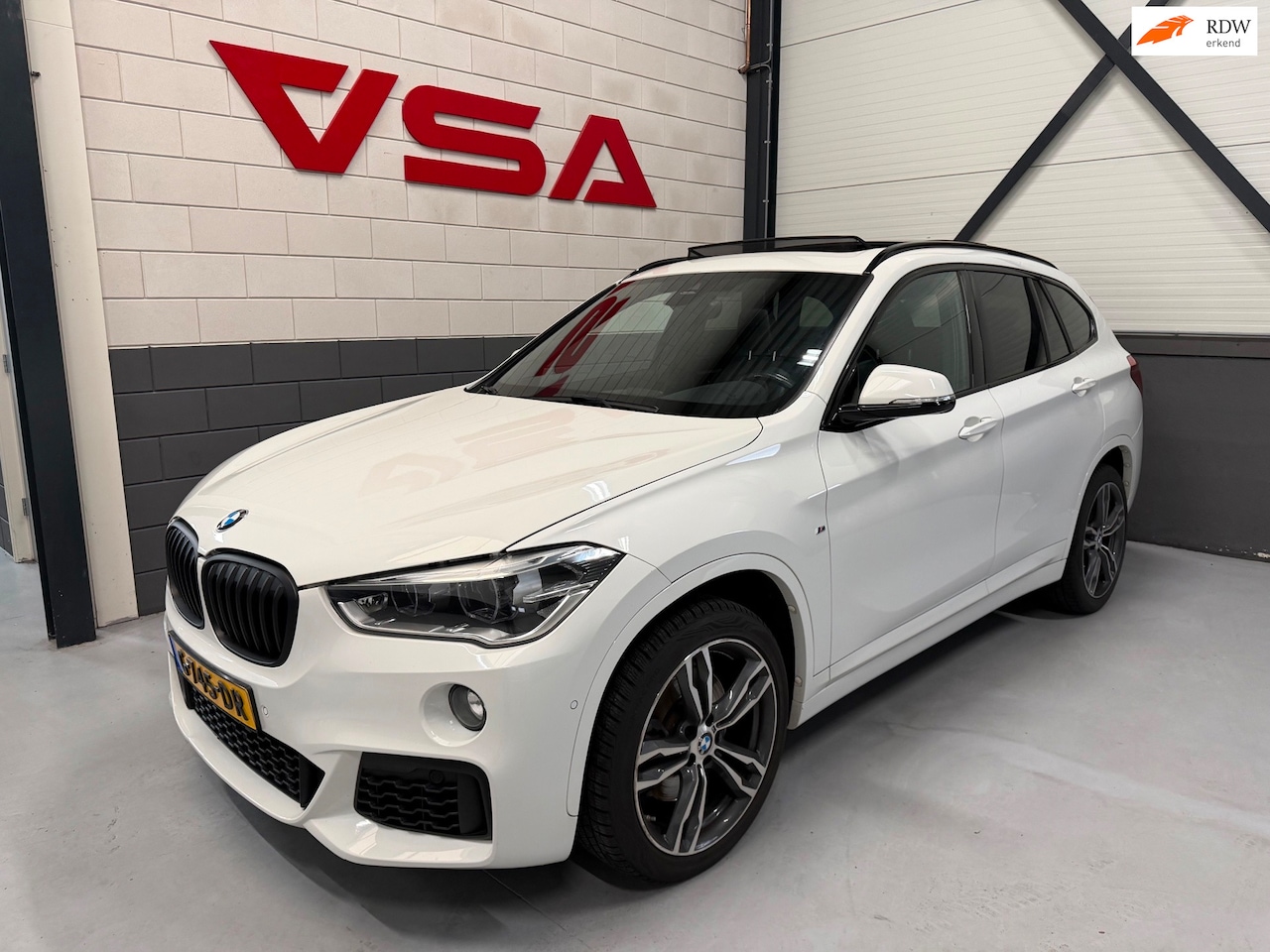 BMW X1 - SDrive20i High Executive M-pakket|Stoelvw|Panorama|Trekhaak|Camera|4-seizoen banden|key-le - AutoWereld.nl