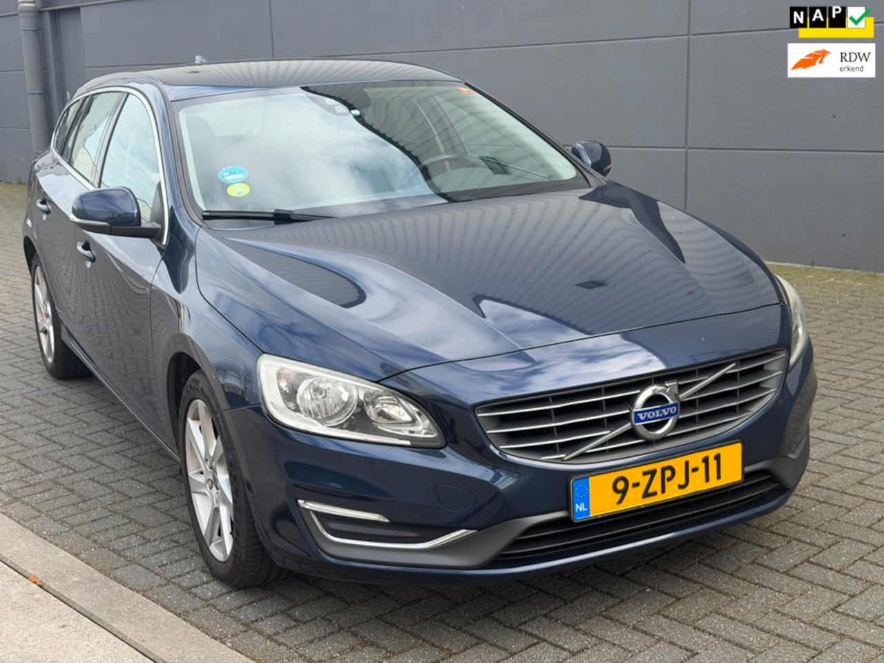 Volvo V60 - 2.0 D4 Summum LEER /NAV/AUTOM/STOELVERWARMIN - AutoWereld.nl