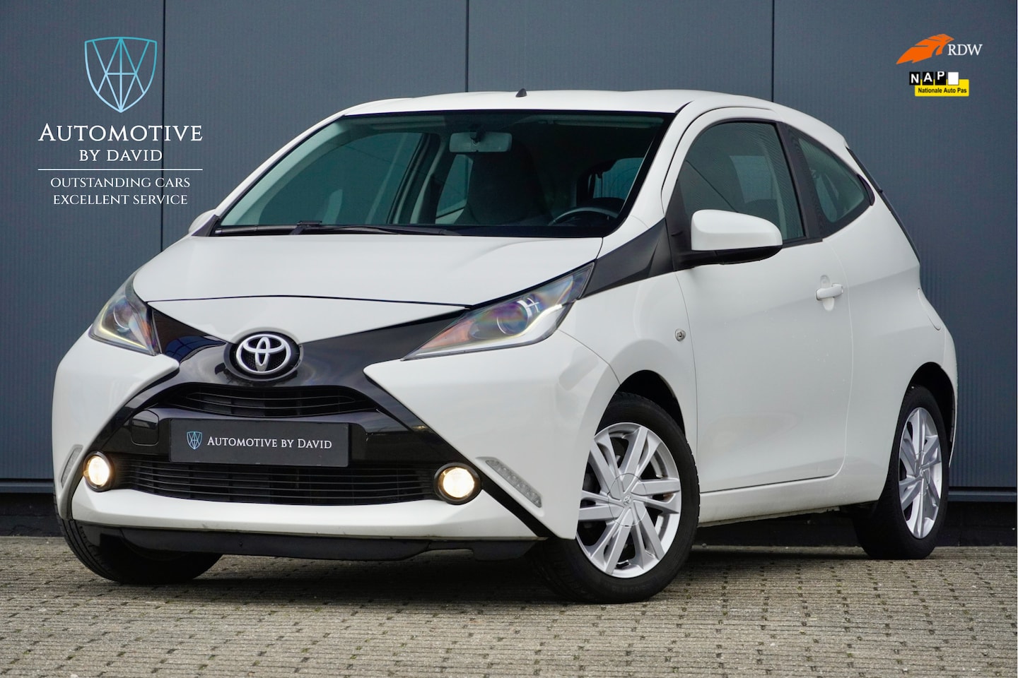 Toyota Aygo - 1.0 69 pk VVT-i X-PLAY AUTOMAAT / AIRCO / ACHTERUITRIJCAMERA / BLUETOOTH / LMV / NIEUWE AP - AutoWereld.nl