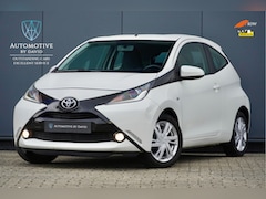 Toyota Aygo - 1.0 69 pk VVT-i X-PLAY AUTOMAAT / AIRCO / ACHTERUITRIJCAMERA / BLUETOOTH / LMV / NIEUWE AP