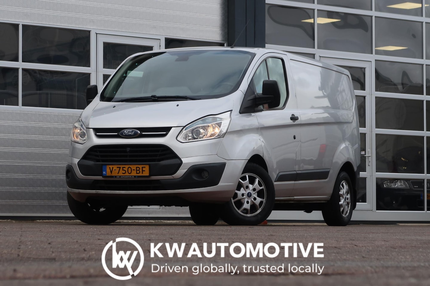 Ford Transit Custom - 290 2.2 TDCI L1H2 Trend AIRCO/ CRUISE/ TREKHAAK - AutoWereld.nl