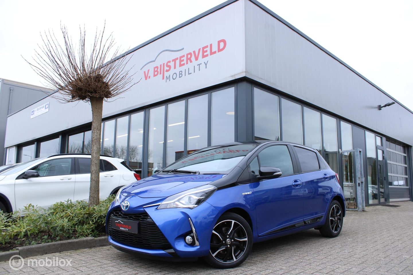 Toyota Yaris - 1.5 Hybrid Bi-Tone Plus|Camera|Keyless - AutoWereld.nl
