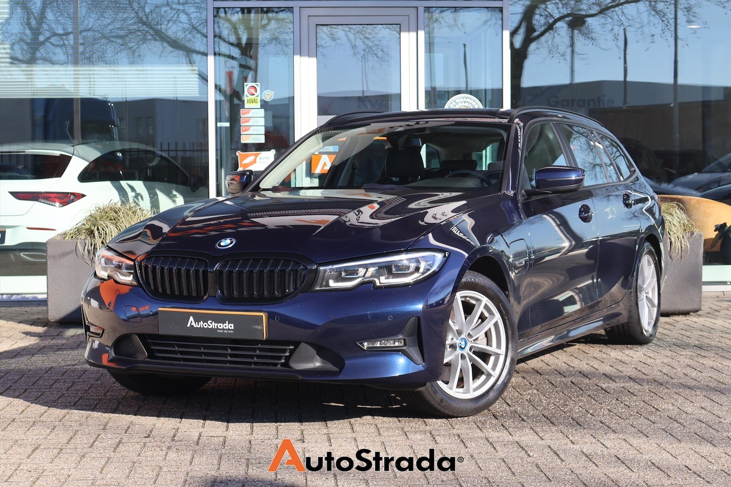 BMW 3-serie Touring - (g21) 320e 204pk I HiFi I Navi I Carplay I Stoelverwarming I LED I Cruise - AutoWereld.nl