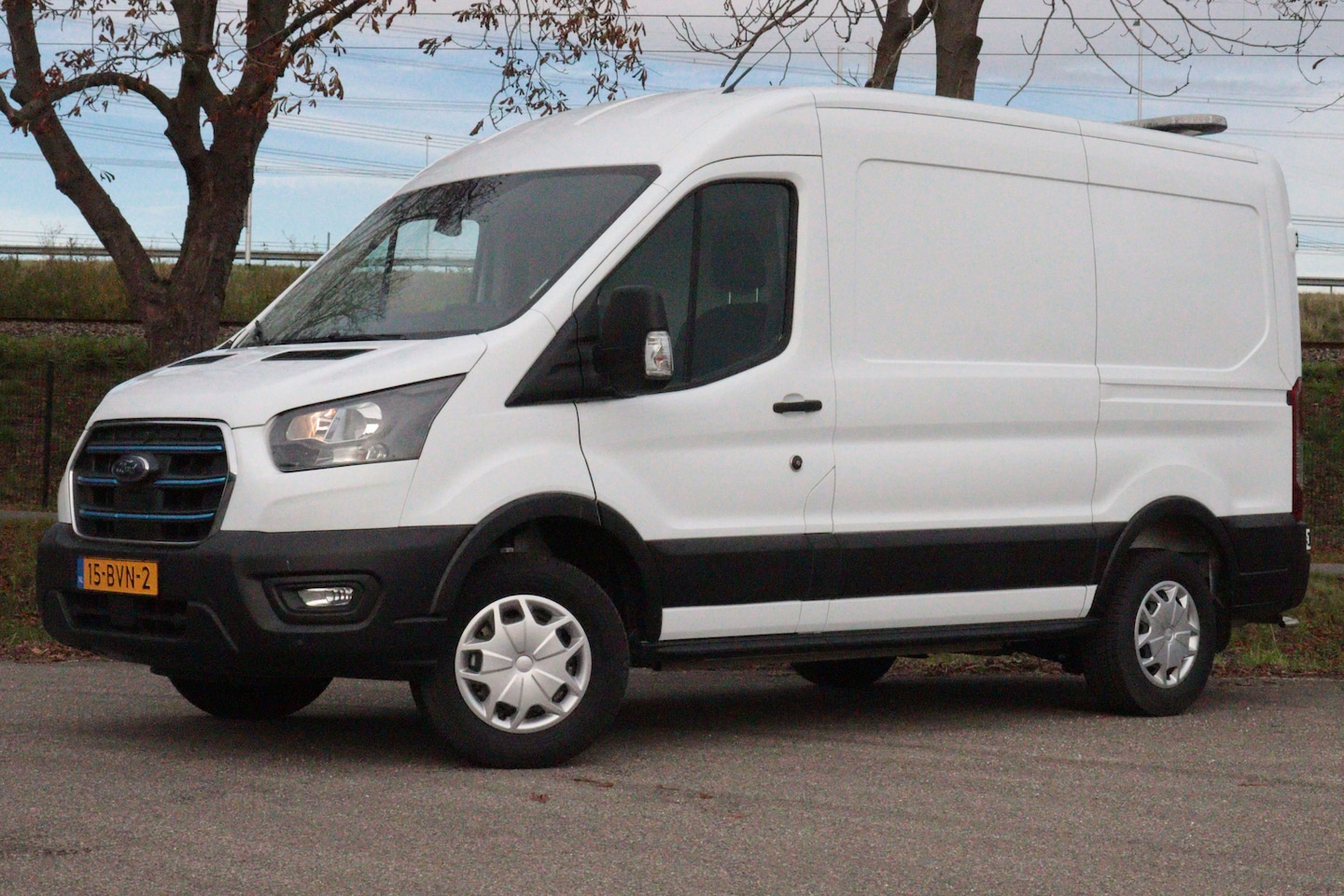 Ford E-Transit - 425 L2H2 Trend 68 kWh WERKPLAATSBUS | NAVI | CAMERA + PDC | VRUIT/STOELVERW | LANE-ASSIST/ - AutoWereld.nl