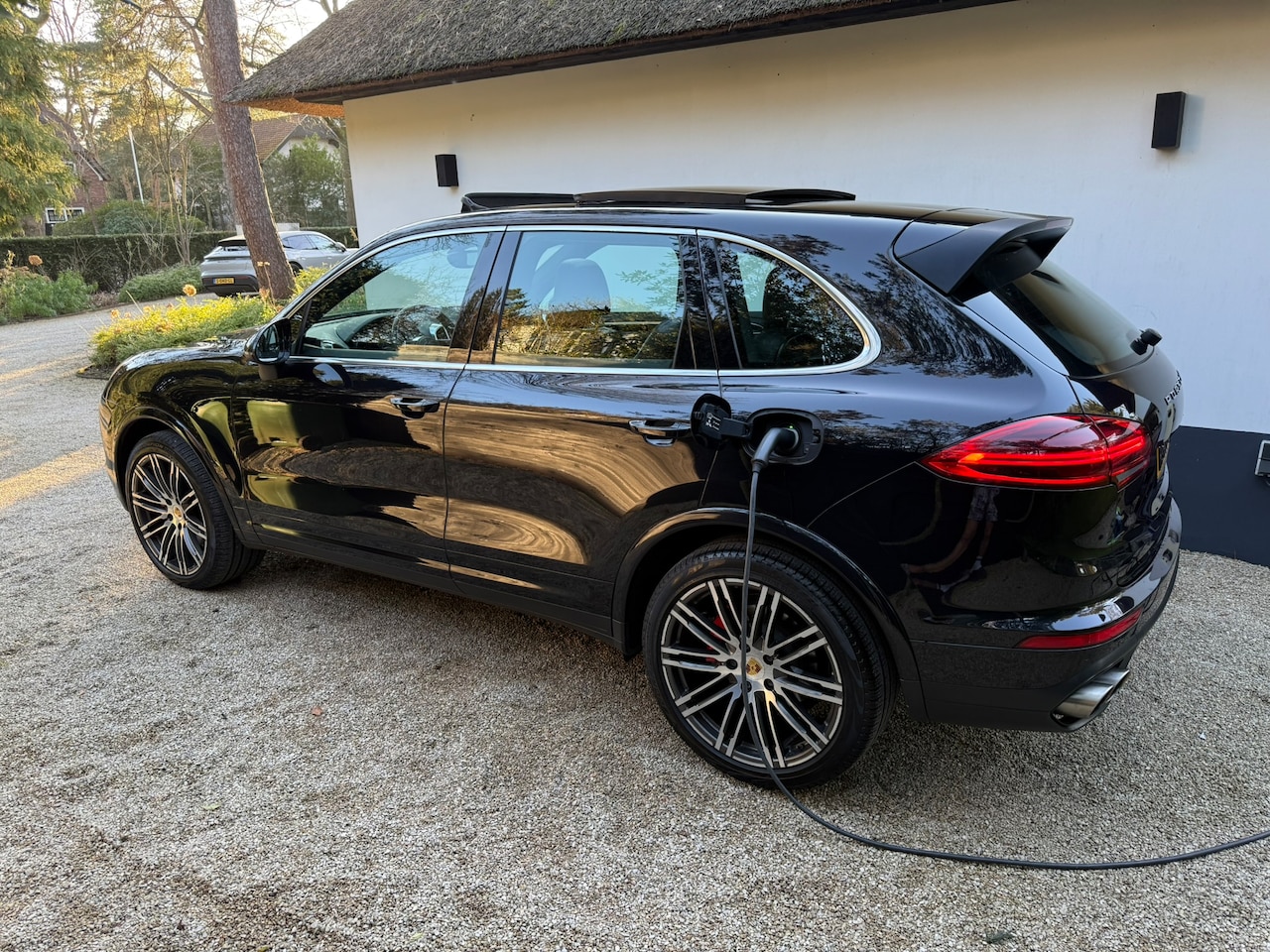 Porsche Cayenne - 3.0 S E-Hybrid | Panodak | Leder | Trekhaak | Nieuwe banden - AutoWereld.nl