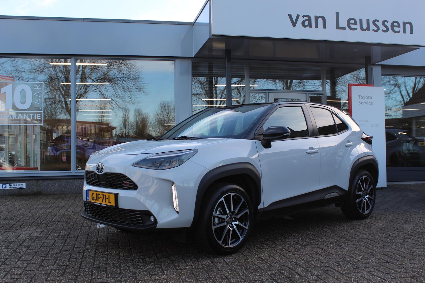 Toyota Yaris Cross - 1.5 HYBRID GR SPORT PANODAK LED JBL EL-A.KLEP TREKHAAK HEAD-UP DISPLAY STOELVERW. - AutoWereld.nl