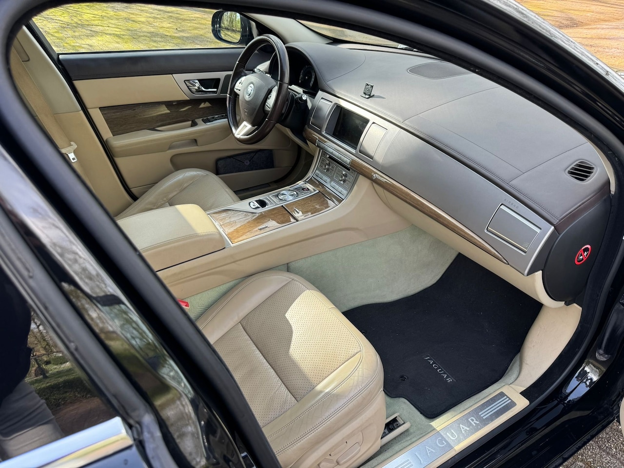 Jaguar XF - 3.0 V6 Portfolio Zwart met lichte leren beige bekleding - AutoWereld.nl