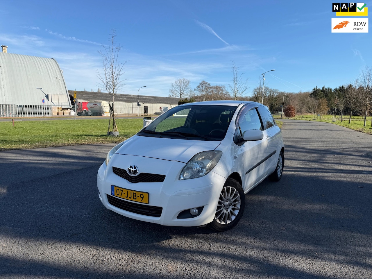 Toyota Yaris - 1.3 VVTi Sport, NAP, Trekhaak - AutoWereld.nl