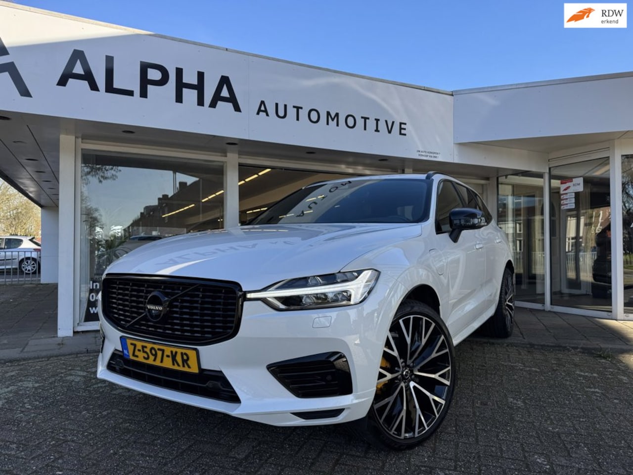 Volvo XC60 - 2.0 Recharge T6 AWD Inscription / R-Design / Pano / Camera / HarmanKardon - AutoWereld.nl
