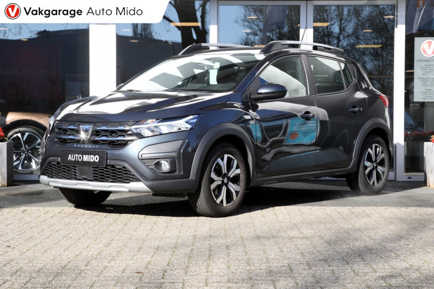 Dacia Sandero Stepway - 1.0i TCE Automaat Comfort | Climate Control | Winterband - AutoWereld.nl