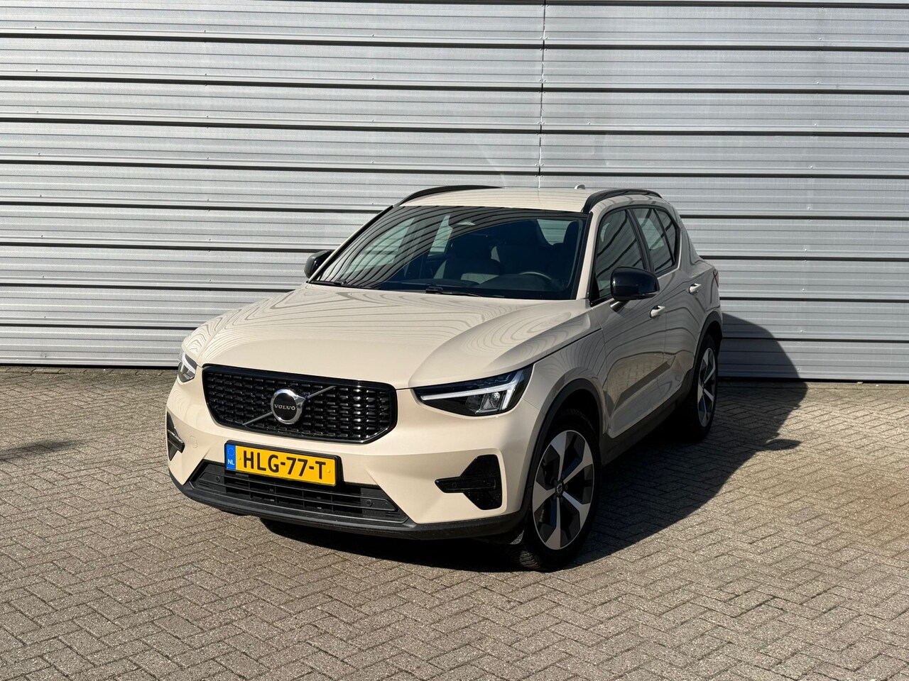 Volvo XC40 - B4 197PK Plus Dark | Trekhaak | Stoel en Stuur Verw. | HK Audio | 19'' AllSeason | Memory - AutoWereld.nl