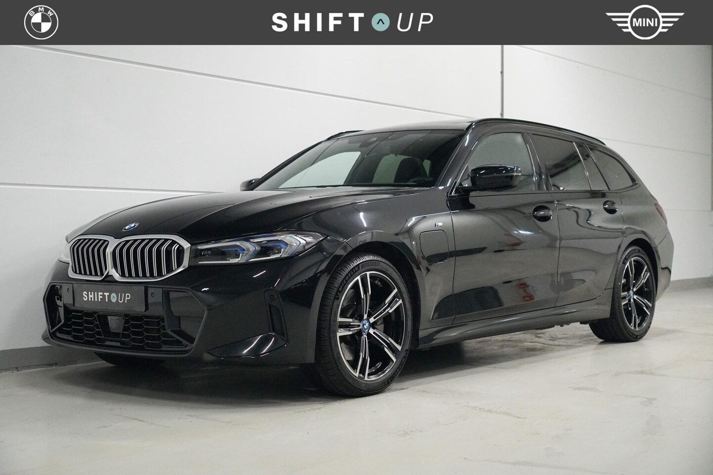 BMW 3-serie Touring - 330e xDrive M-Sport | M-Stoelen | Panoramadak | Elektr. Stoelen - AutoWereld.nl