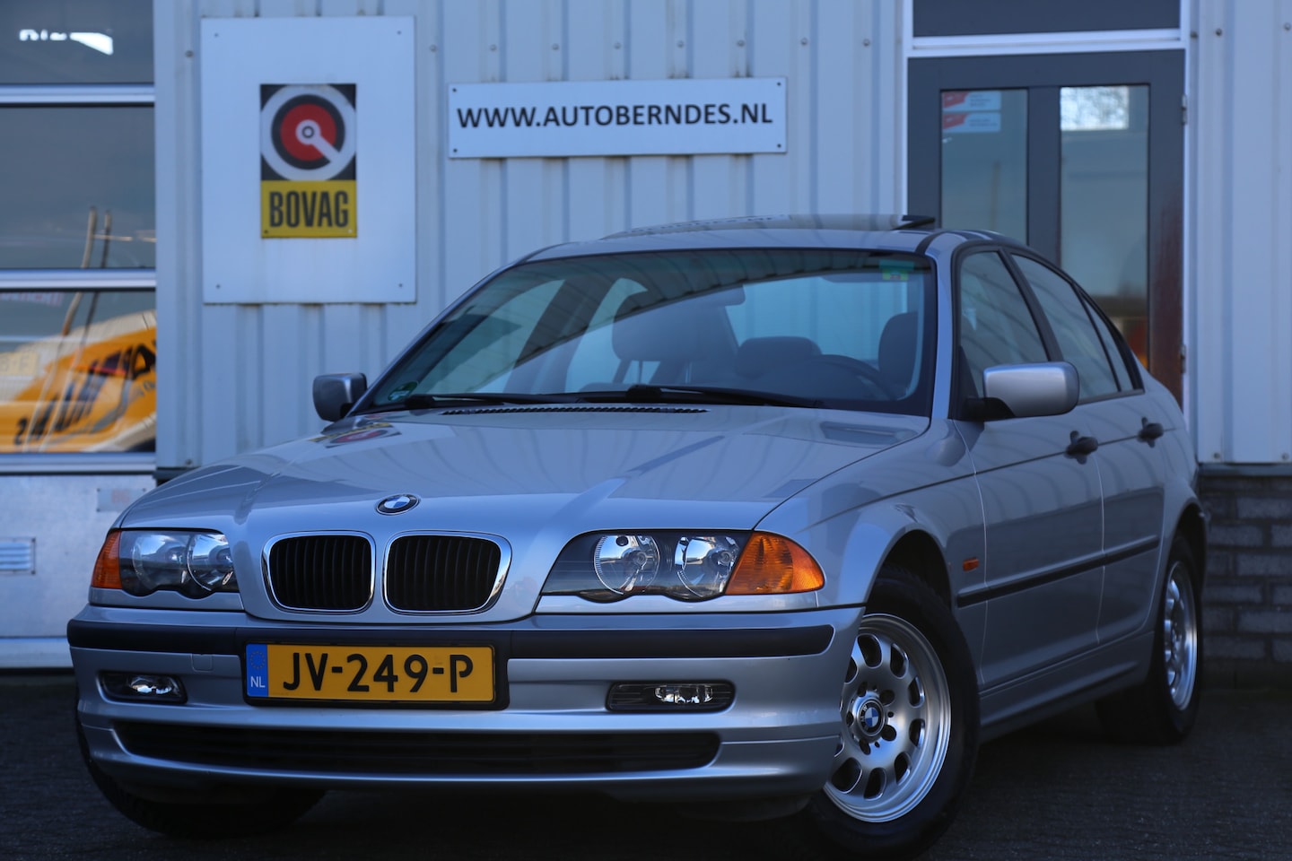 BMW 3-serie - 318i Executive Aut.*Perfect Onderh!*Uniek netjes*Youngtimer*Airco/Afneemb. Trekhaak/Schuif - AutoWereld.nl