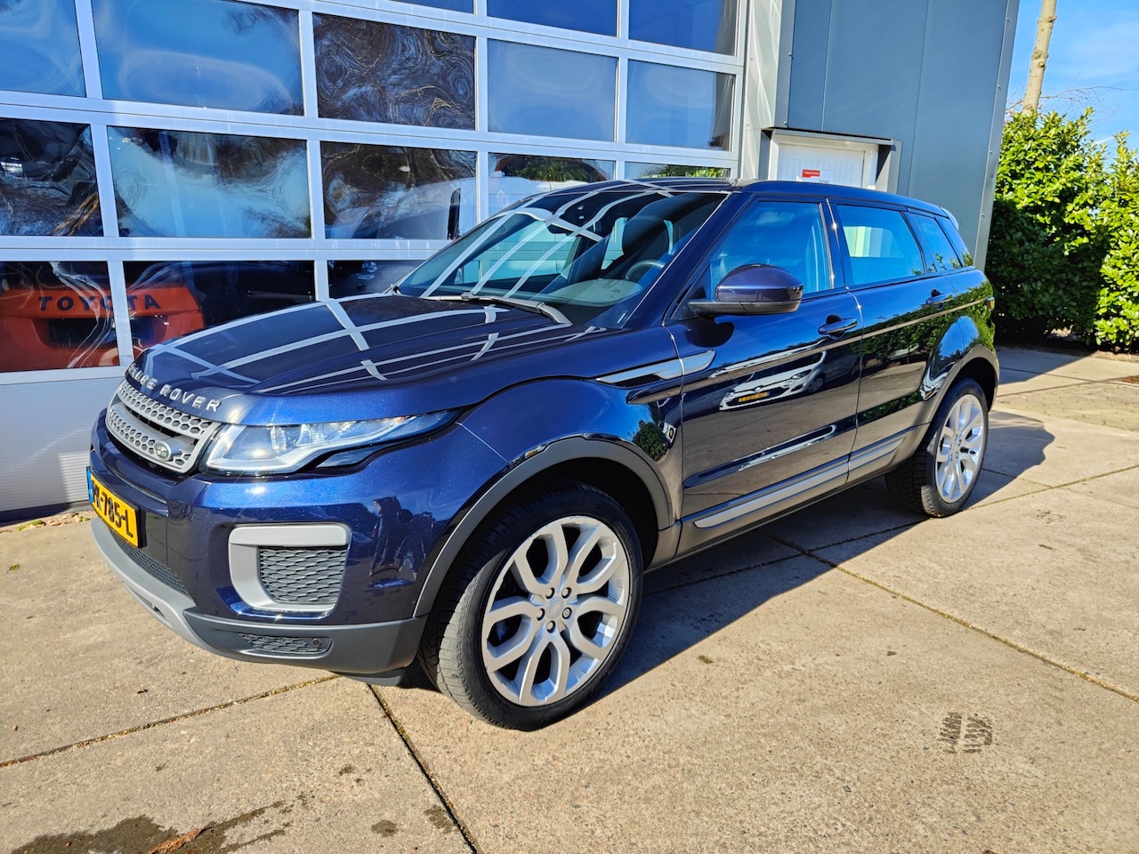 Land Rover Range Rover Evoque - 2.0 TD4 Automaat Urban Series Pure 4x4 panorama Orig. NL Dealer onderhouden - AutoWereld.nl