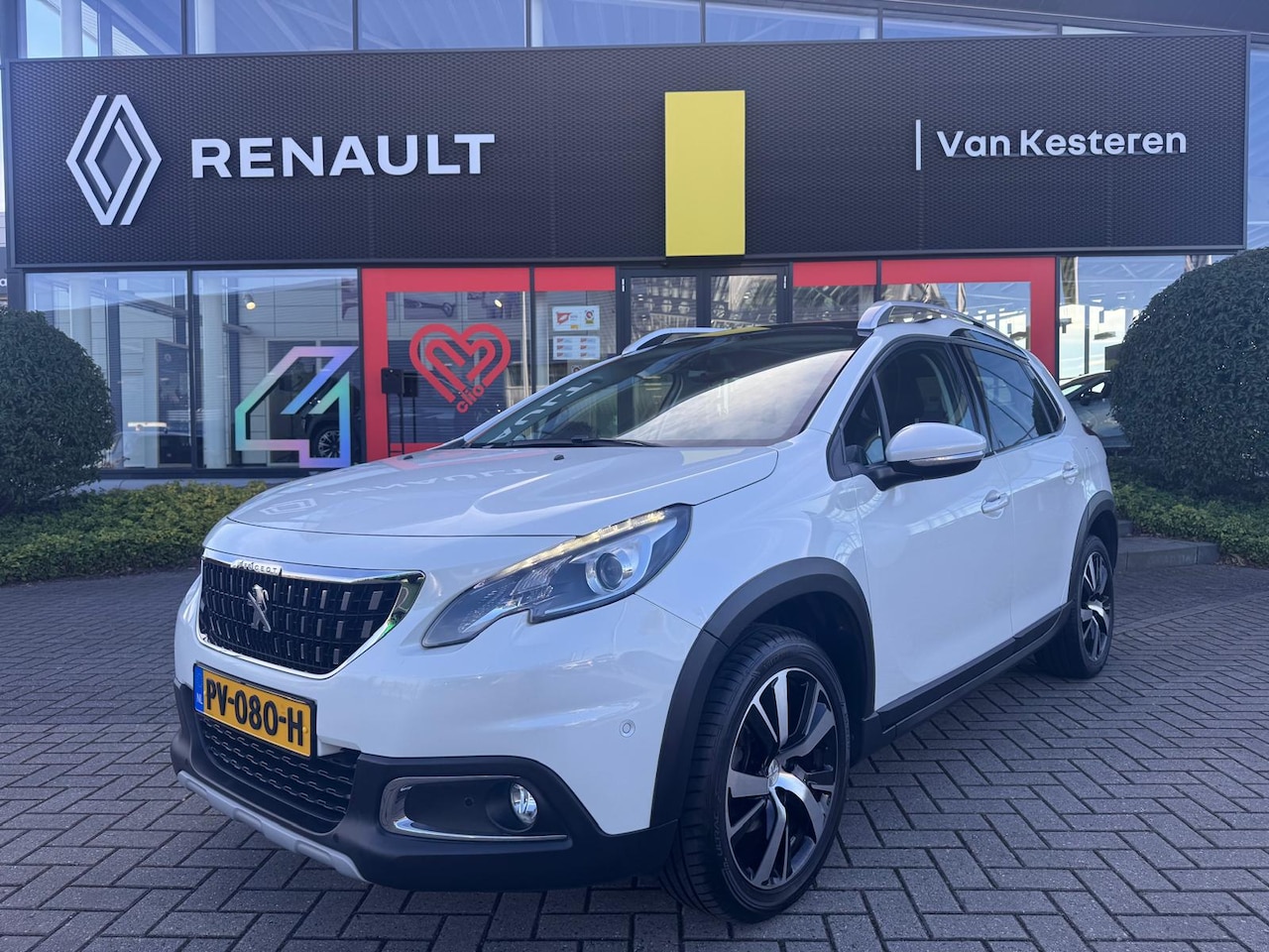 Peugeot 2008 - 1.2 PureTech 110pk EAT6 Allure / Camera / JBL-Audio / Panoramadak / Navigatie / - AutoWereld.nl