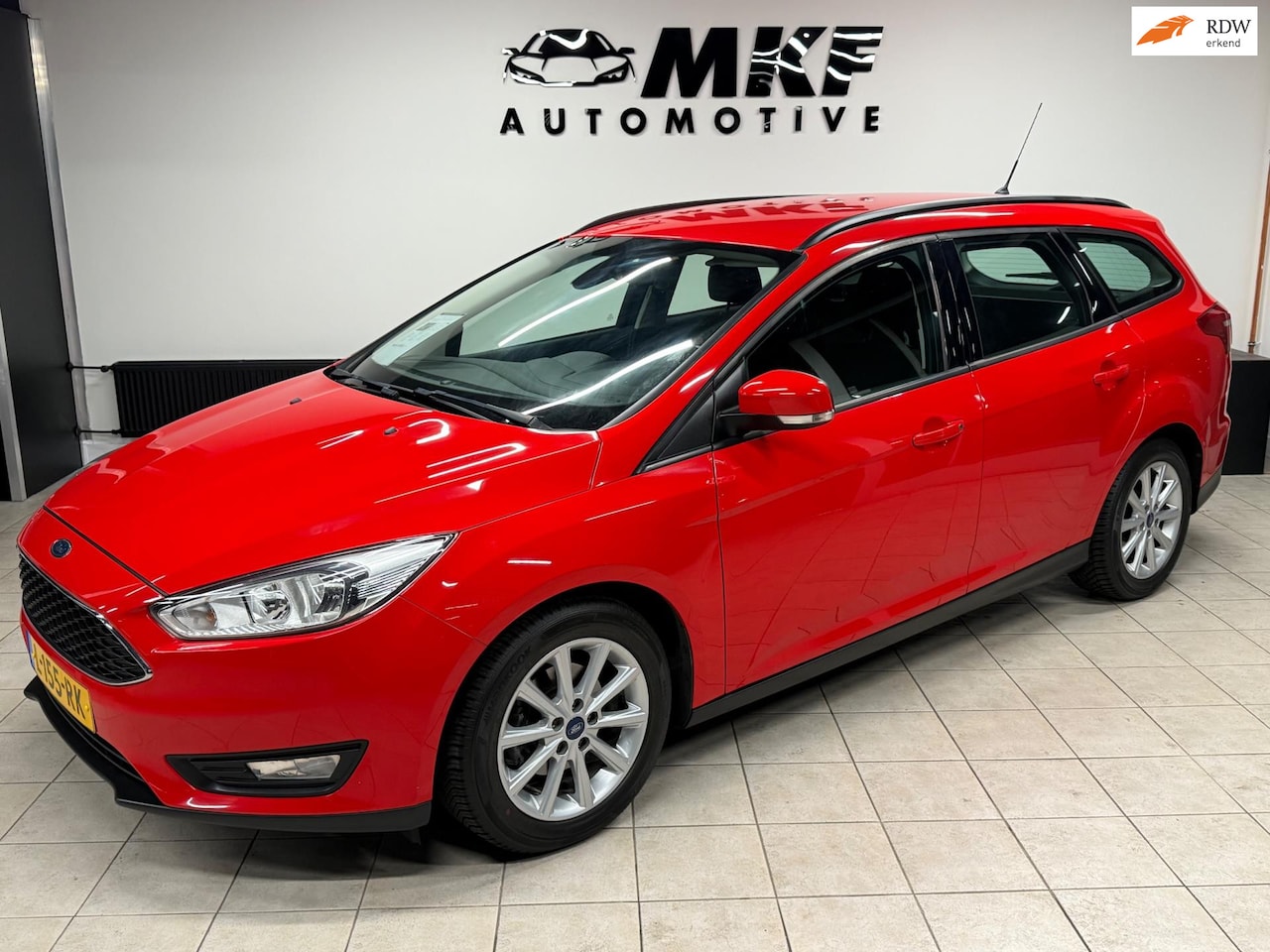 Ford Focus Wagon - 1.0 Trend Edition 2015 Rood Airco/LMV/NAVI! - AutoWereld.nl