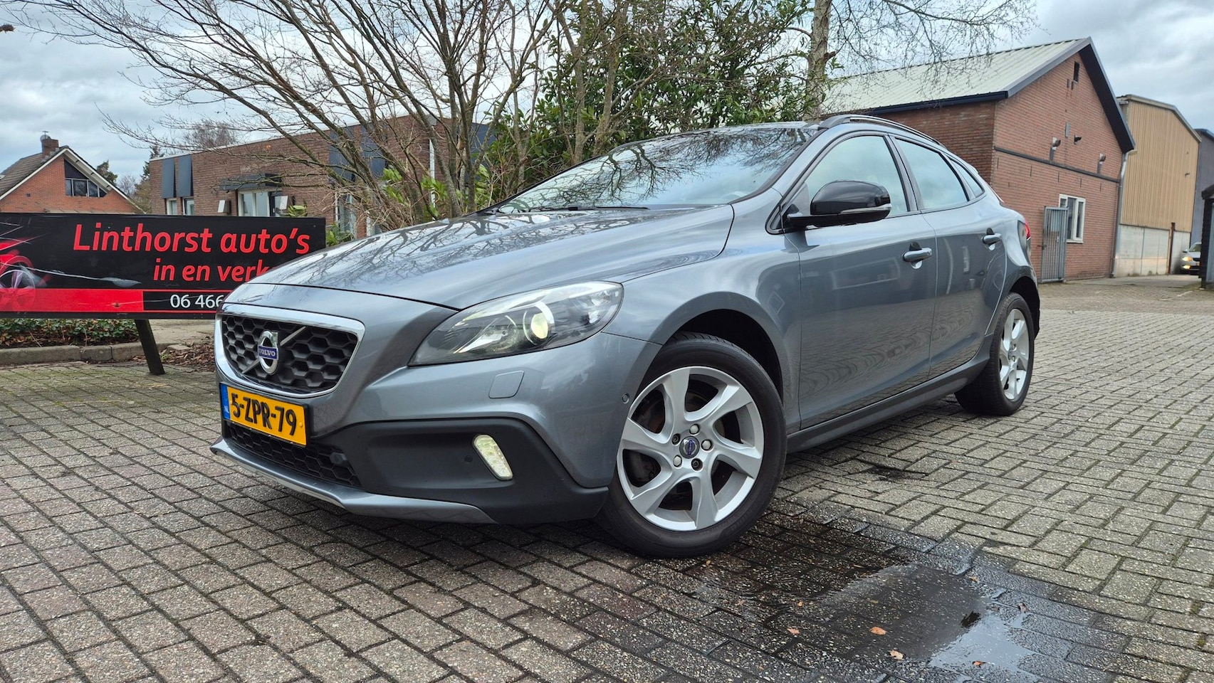 Volvo V40 Cross Country - 1.6 D2 Ocean Race LEDER-NAVI-BJ 2015 - AutoWereld.nl