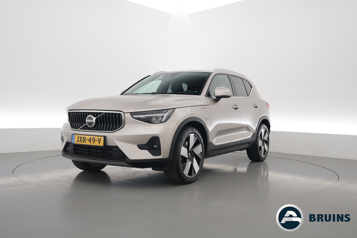 Volvo XC40 - 1.5 T5 Plug-in hybrid Plus Bright | Facelift | Trekhaak | Leer | Adap. Cruise | H&K Audio - AutoWereld.nl